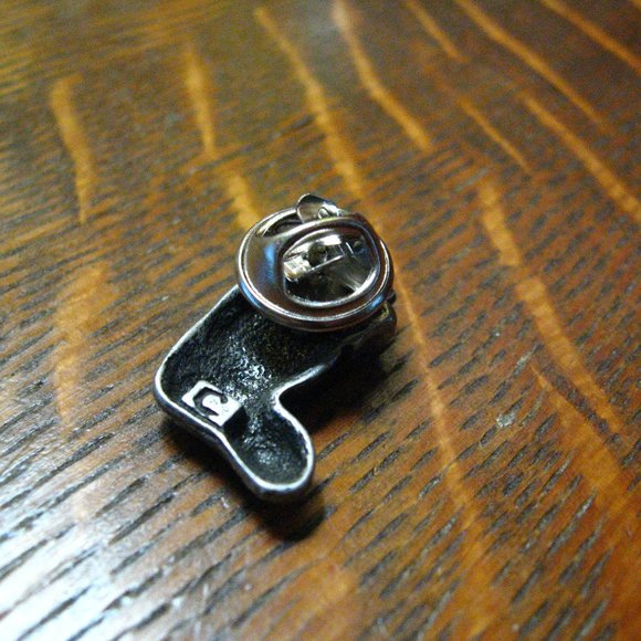 🎄 Christmas Stocking Vintage Pewter Lapel Pin - Picture 4 of 4